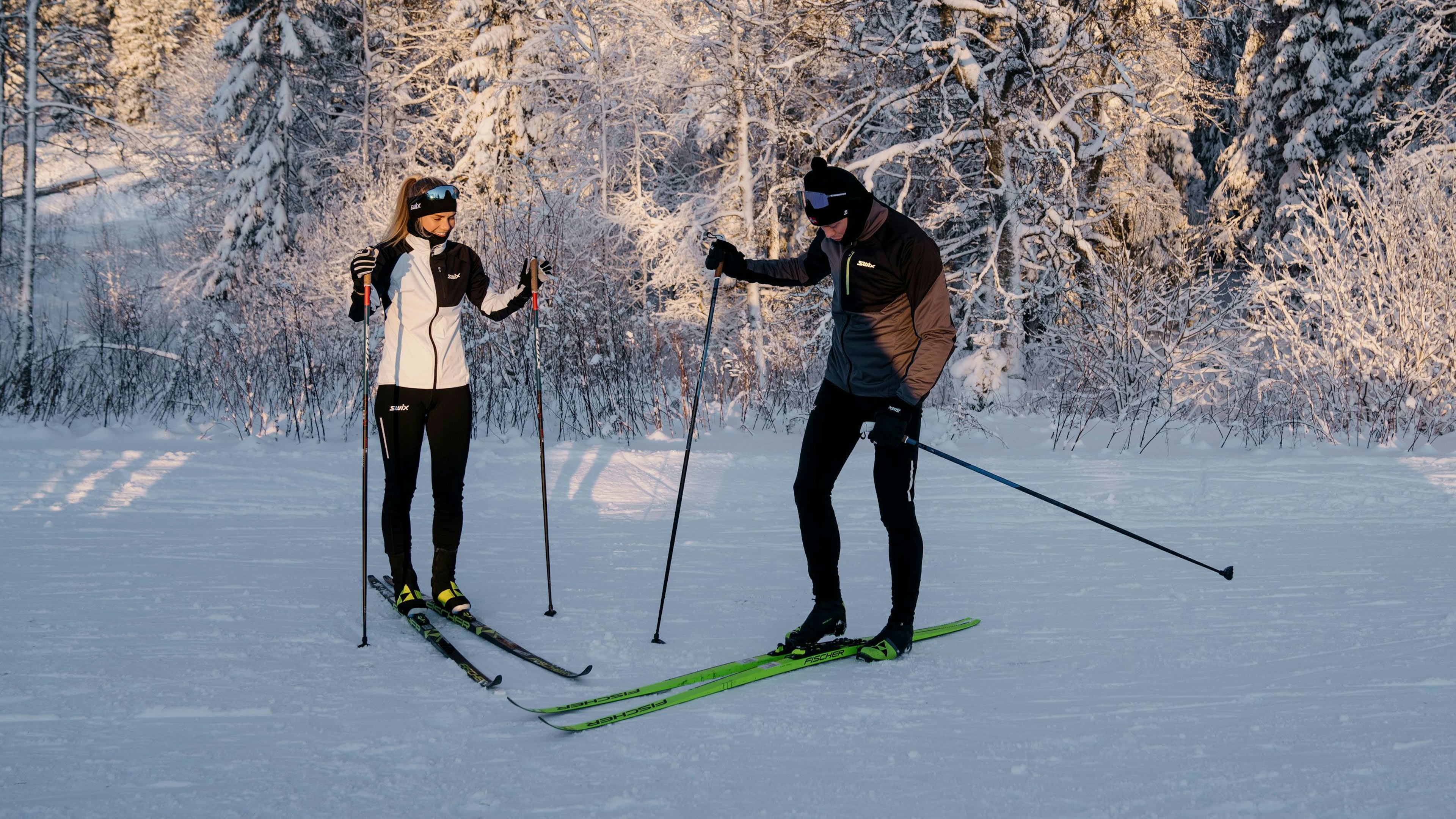 To personer som går på ski i marka