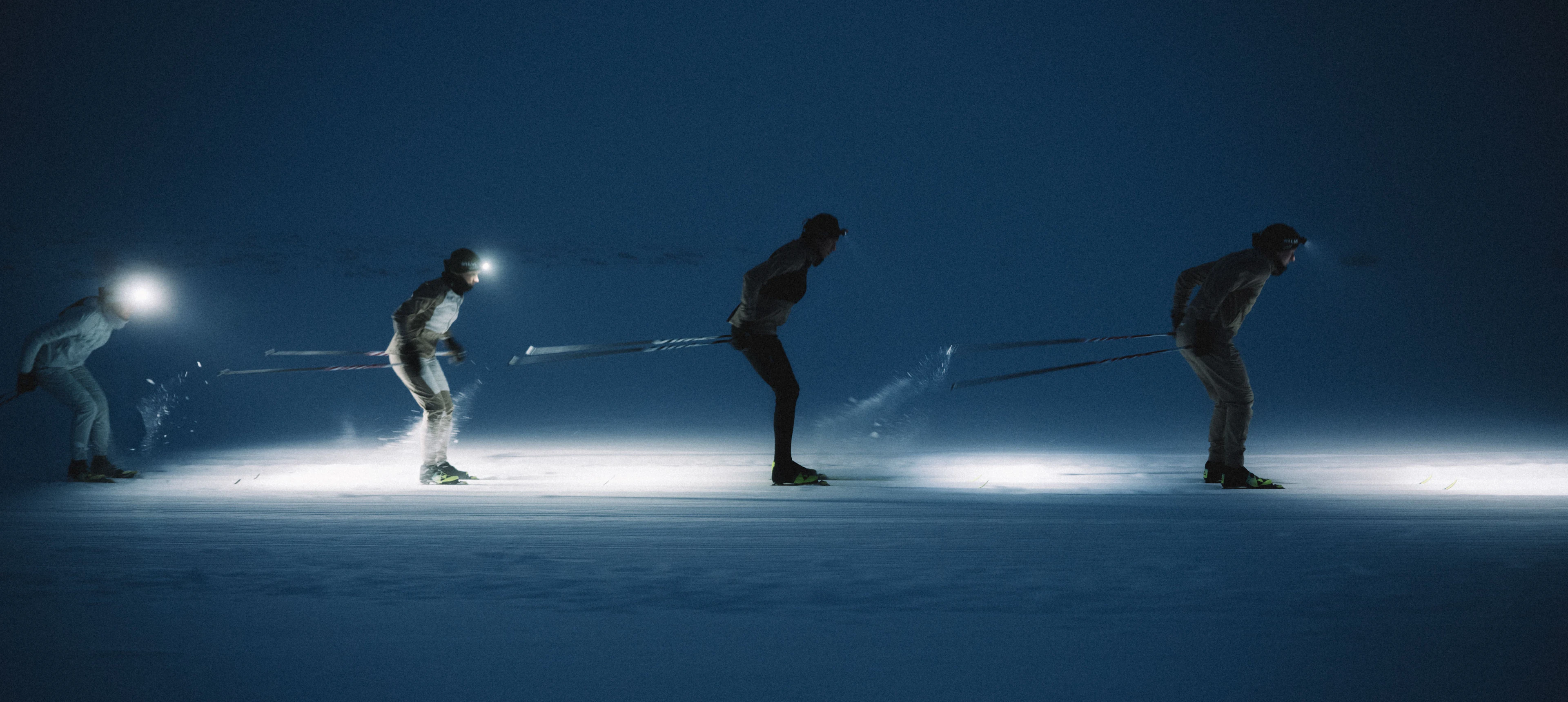 Fire personer på ski
