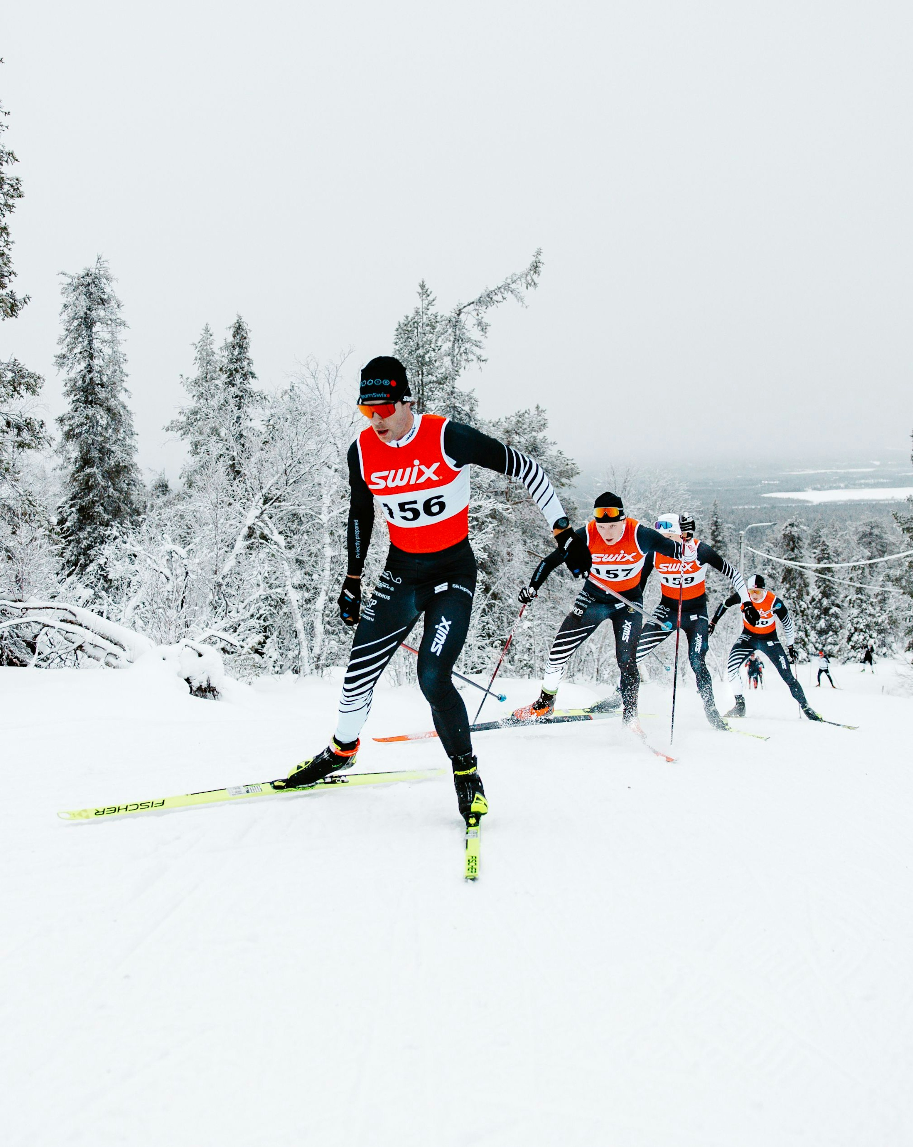 Folk åker längdskidor